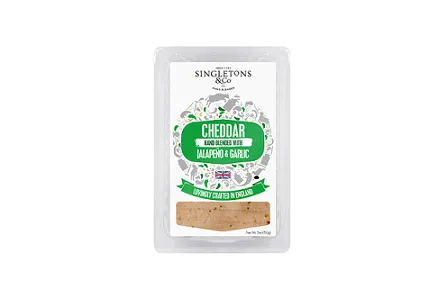 Čederio sūris SINGLETONS & CO, su jalapenu ir česnakais, pjaustytas, 150g