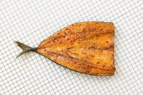 Karštai rūkyta atlantinės skumbrės išklotinė, be galvos, 250-450 g,kg