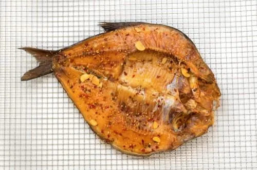 Karštai rūkyta paprastojo karšio išklotinė, su galva, 0,7-1,5 kg, kg