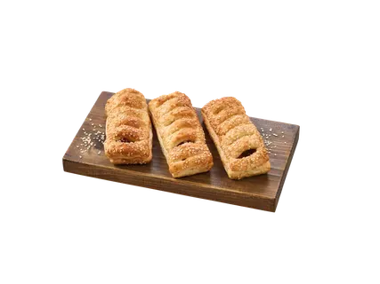 Cīsiņš kārtainajā mīklā ar sinepēm