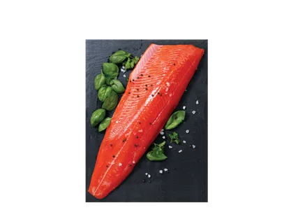 Sālīta Atlantijas laša fileja ar ādu