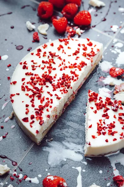 Saldēta baltās šokolādes siera kūka KŪKOTAVA, ar avenēm ,500g